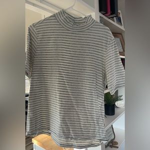 Women’s short sleeve turtleneck grey and white top XL Gap